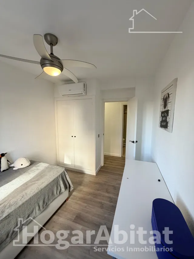 Disfruta del sol y la brisa del mar en este piso reformado con piscina, terraza y parking junto a la playa — 19