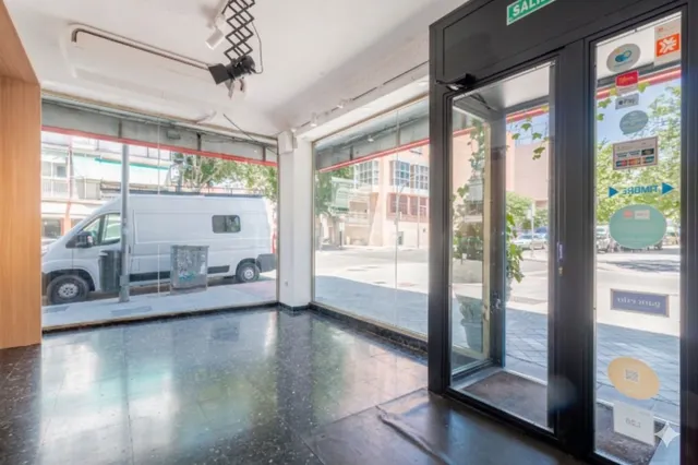 Magnífico local comercial con amplia fachada en esquina muy cerca de la calle Alcalá — 41