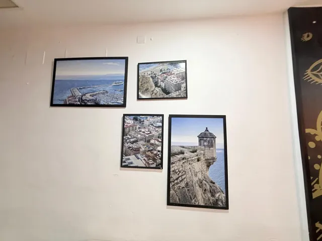 ¡Tu negocio en el foco de atención! Local comercial de 97 m2 muy luminoso en Carolinas Bajas — 34