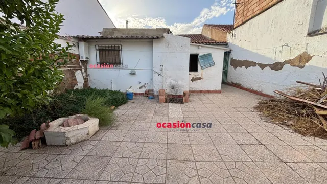 CASA CON PATIO Y COCHERA A LA VENTA