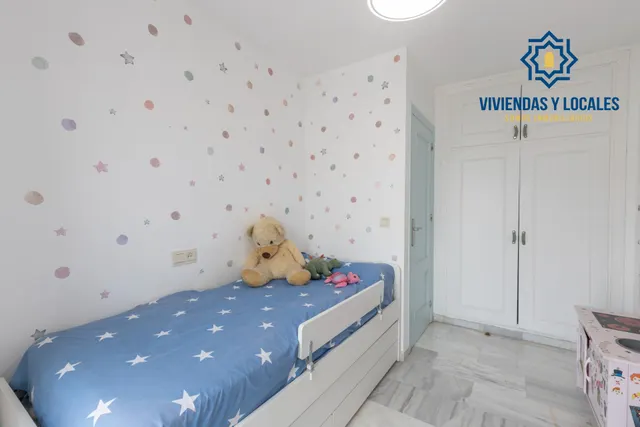 Casa independiente con piscina en La Zubia. — 28