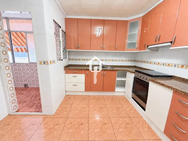 PISO EN VENTA EN ALICANTE. ZONA DE LA FLORIDA. 134m2 CON 4 habitaciones DOBLES, 2 BAÑOS COMPLETOS, TERCERA PLANTA CON ASCNESOR, TERRAZA Y DESPENSA. — 14