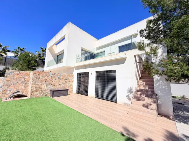 Espectacular Villa de Diseño con Vistas al Golf y Piscina In