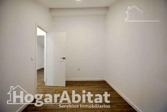 AMPLIA Y BONITA CASA REFORMADA CON 2 TERRAZAS — 28