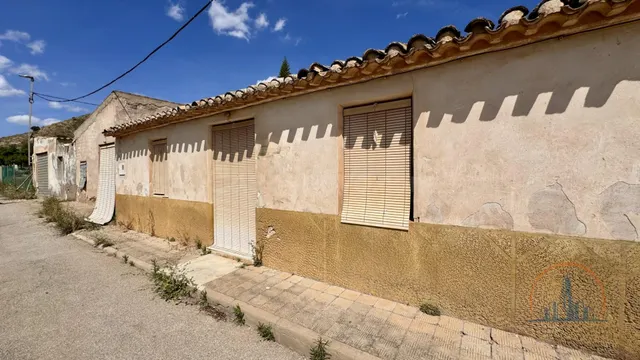 Casa de 300 m2 con 2 parcelas urbanizables y 2.700 m2 de ter