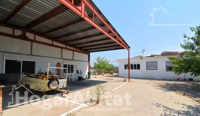 GRAN PARCELA CON VIVIENDA Y AMPLIA TERRAZA — 31