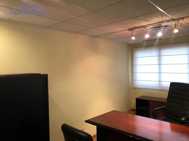 Oficina en el centro, edificio de oficinas, con trastero. MONTADA — 9