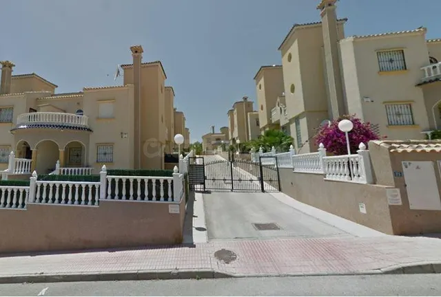 SE VENDE casa adosada OKUPA en C Pau 27 varios de Orihuela