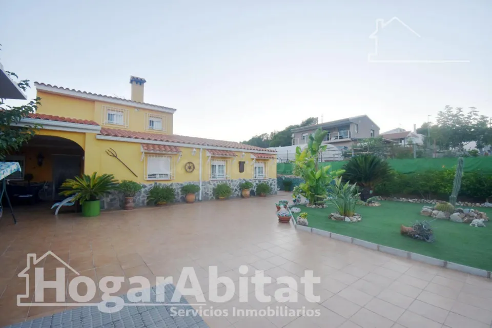 ¡Encantador Chalet! Muy amplio y sofisticado, con gran garaje, terraza, jardín y parcela