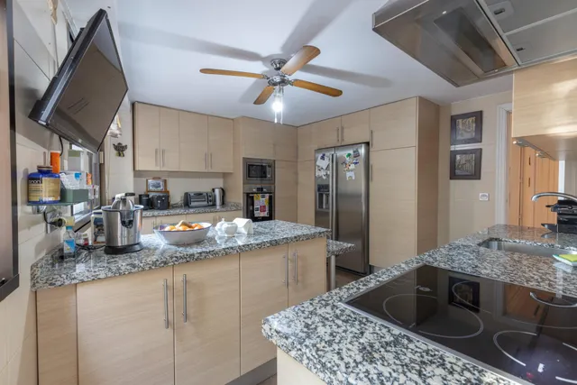 Exclusivo piso señorial con terraza en el Paseo del Salón (Cuesta de Escoriaza), con cochera y trastero. — 24
