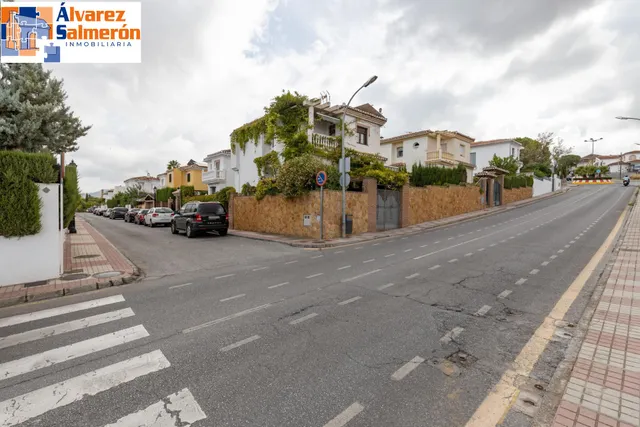 Casa independiente con piscina en La Zubia. — 44