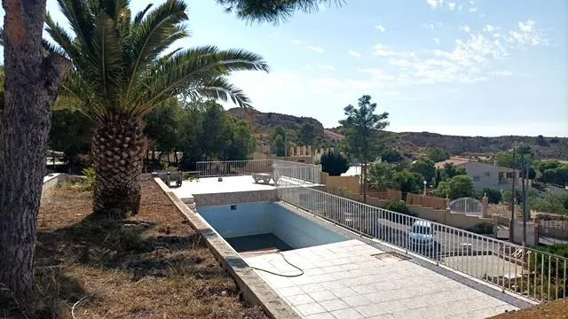 AMPLIO CHALET CON PARCELA EN SAN VICENTE — 28