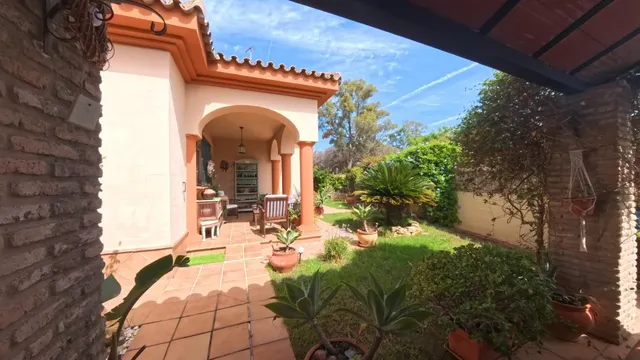 Chalet urbano reformado con piscina, placas solares y todas las comodidades — 11