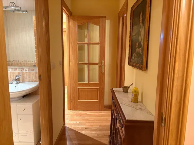Se vende apartametamento seminuevo en el centro de Valencia de Don Juan, amueblado y equipado, cocina, salón, 2 hab., baño, aseo, ascensor, trastero y plaza de garaje — 14