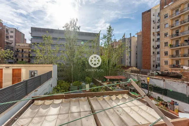 Luminoso piso exterior junto al Hospital Clínic y la Escola Industrial. — 18