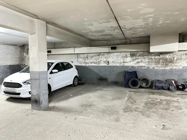 Plaza de parquing de coche mediano — 2