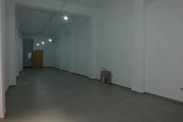 Local comercial muy amplio situado en la Calle Cardenal Benlloch. — 6