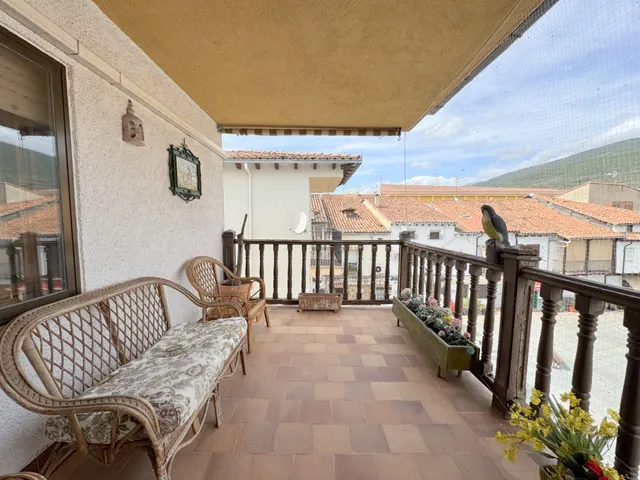 CASA EN LA EMBLEMATICA PLAZA DEL CASTILLO DE CANDELEDA — 35