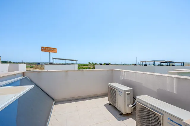 Villa moderna con piscina privada, 3 dormitorios y 3 baños. — 35