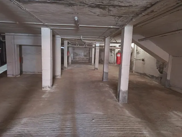 Se vende local para hacer trasteros en muy buena zona — 10