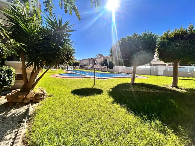 Apartamento con garaje, piscina y terraza orientada al suroeste en Torrevieja — 14