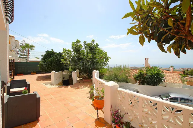 CHALET INDEPENDIENTE EN VENTA CON VISTAS AL MAR EN BENALMADE - foto 4