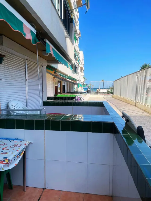 Apartamento con terraza y piscina a solo 25 m de la playa de - foto 2