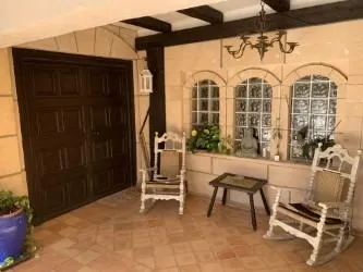 Villa de estilo mallorquín con amplio jardín de pinos en Cala Vinyes — 24