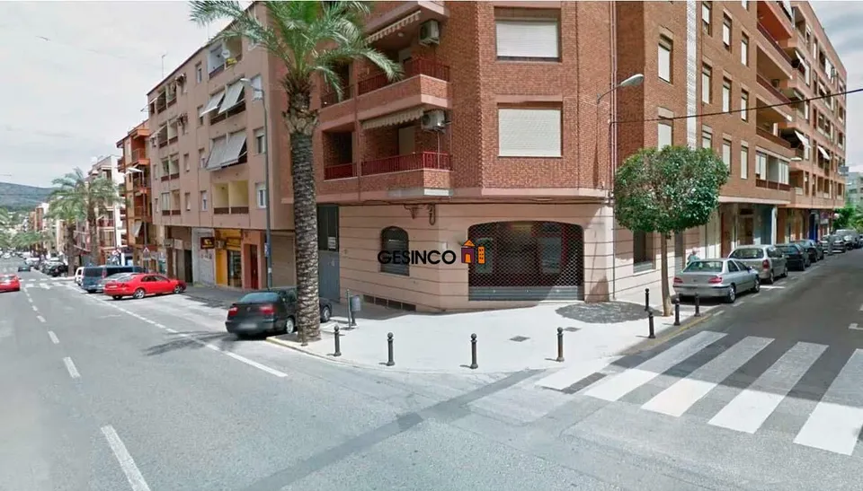 LOCAL COMERCIAL EN ALQUILER - CHAFLÁN EN LA PRINCIPAL AVENIDA