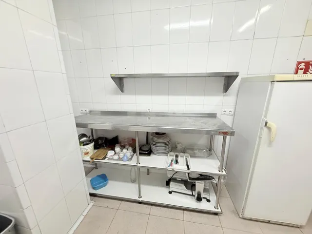 ¡Tu negocio en el foco de atención! Local comercial de 97 m2 muy luminoso en Carolinas Bajas — 29