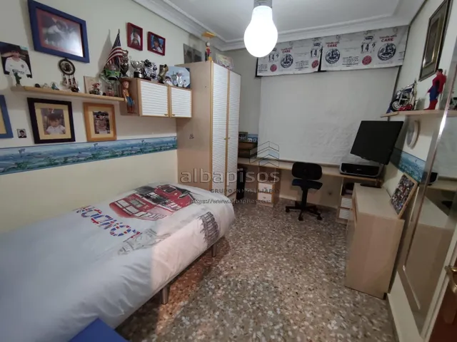 PISO DE CUATRO habitaciones SIN ASCENSOR. MUY BUENA ZONA — 25