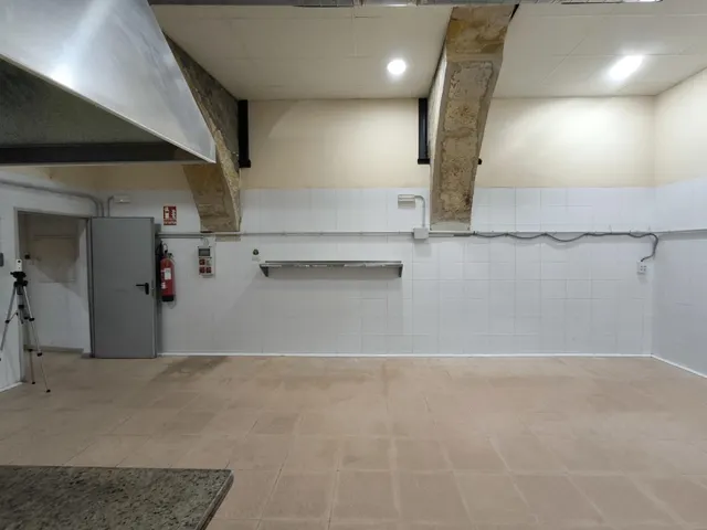 Local comercial con salida de humos en calle Nau, a escasos metros de la Catedral de Tarragona. — 14