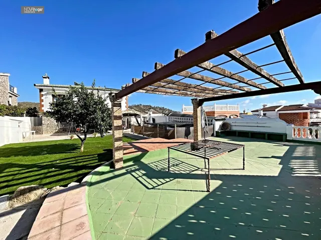 Exclusivo chalet independiente con piscina y vistas espectaculares — 2