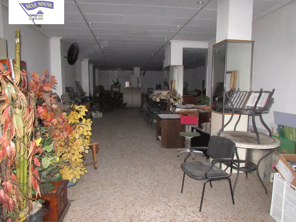 AMPLIO LOCAL EN CALLE ROSARIO