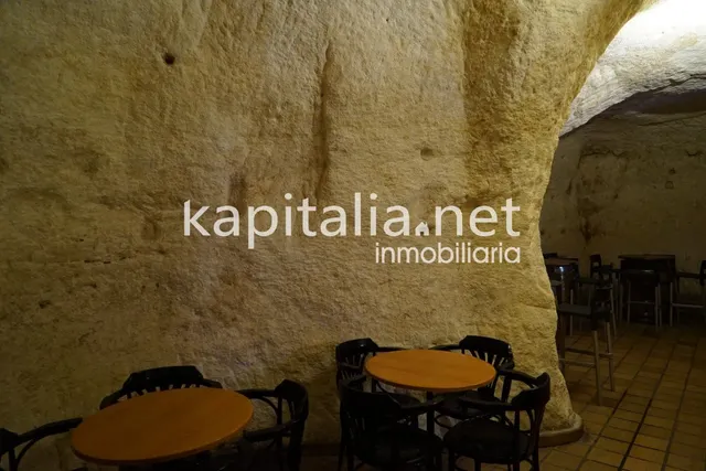 Bar en la emblemática población de Bocairent. — 16