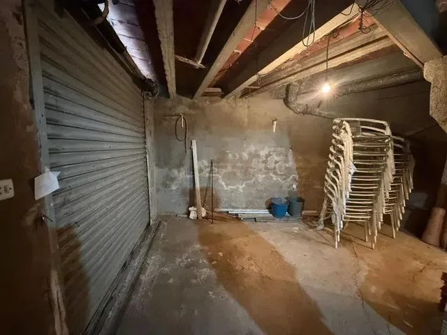 CHALET ADOSADO A REFORMAR, ESQUINERO CON SALIDA A DOS CALLES — 37