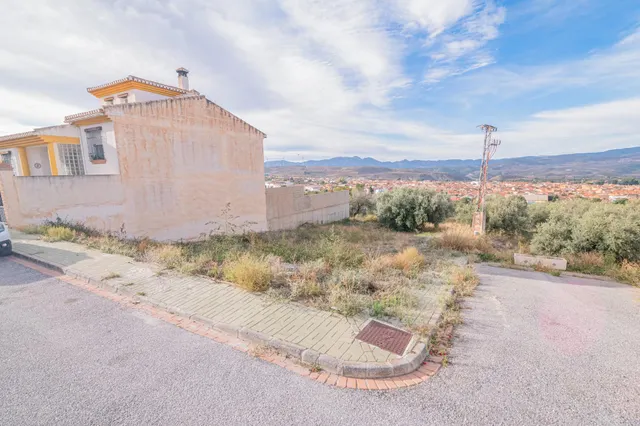 Se vende excelente parcela urbana de 439 m2, está en pendiente, pero  lista para construir, ubicada en una de las zonas residenciales más tranquilas y de mayor crecimiento de Dúrcal. — 12