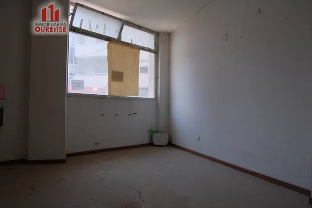 AMPLIO LOCAL COMERCIAL EN EL VEINTIUNO — 12