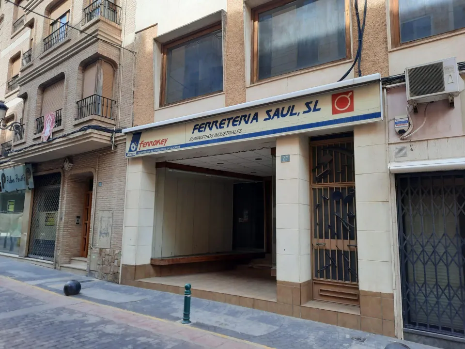 LOCAL COMERCIAL CON ACCESO DESDE DOS CALLES