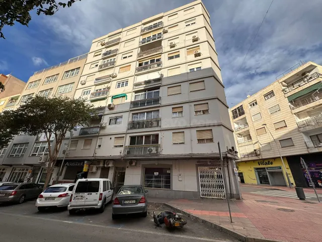 Piso de 3 dormitorios en Altamira, en pleno centro de Almería — 3
