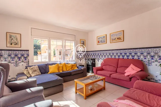 Casa independiente con piscina interior y jardín en venta en - foto 4