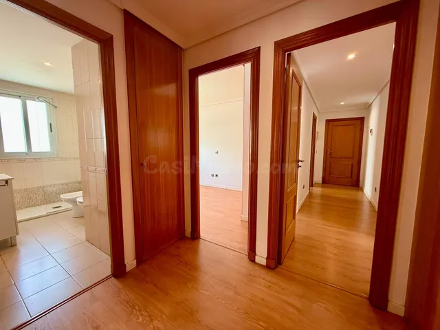 Piso en esquina con terraza junto al Hospital Universitario Dr. Negrín. — 24