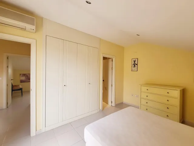 ÁTICO EXCLUSIVO CON VISTAS, TERRAZAS, PISCINA Y GARAJE – A 250 M DE LA PLAYA — 25