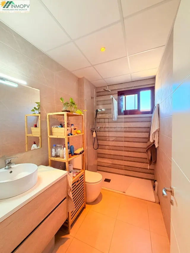 APARTAMENTO ESQUINERO EN PLANTA BAJA CON 2 DORMITORIOS, PISCINA, PARKING Y TRASTERO CERCA DE LA PLAYA — 2