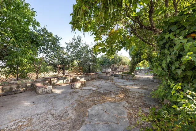 Terreno urbanizable, actualmente hay un restaurante. — 37