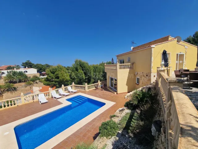 Chalet independiente en La Nucía, con piscina y vistas - foto 3