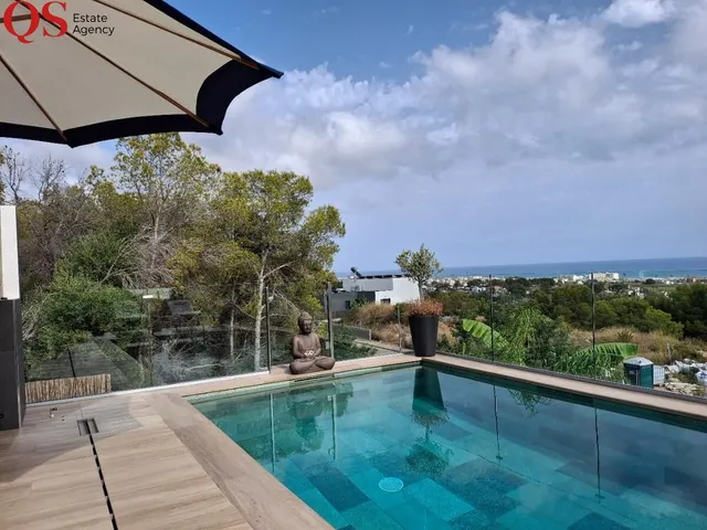 Villa contemporánea con piscina y vistas panorámicas al mar en Cunit — 17