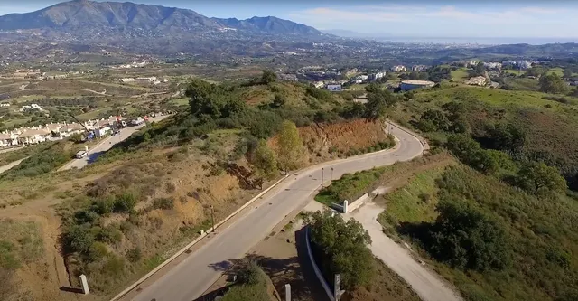 Terreno edificable en Marbella con vistas al golf y sol todo - foto 4