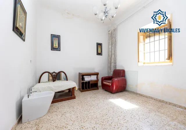¡CASA EN UNA SOLA PLANTA, CREA TU VIVIENDA IDEAL EN ALBOLOTE! Casa en una sola planta con patio, garaje y un gran potencial. — 12