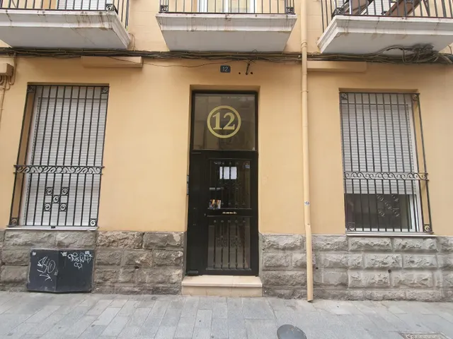 INVERSIONISTAS: Edificio en el centro de Alicante con 8 viviendas alquiladas como vivienda habitual. — 2